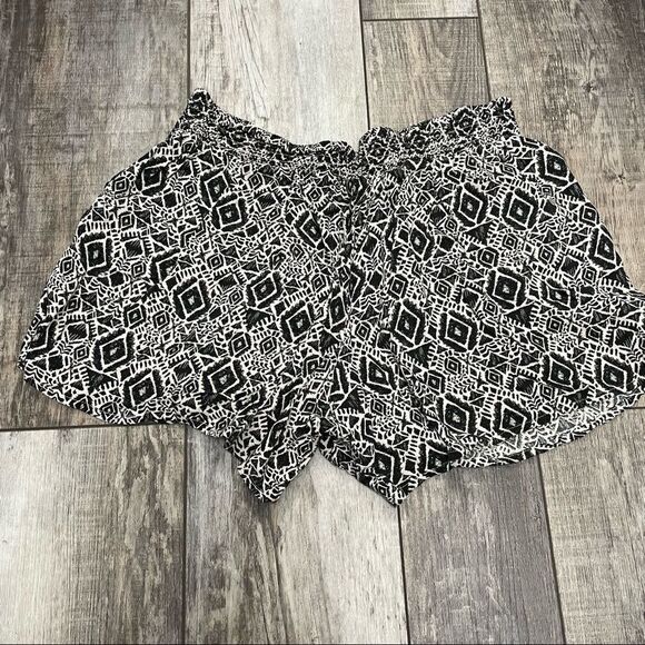 Mudd Geometric Loose Fit Baggy Shorts Cream And Black Size 14.5 - Picture 9 of 9